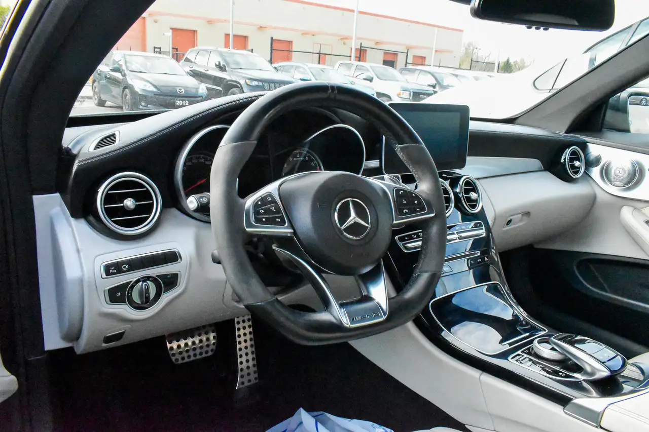 Mercedes-Benz C-Class снимка Mercedes-Benz C-Class