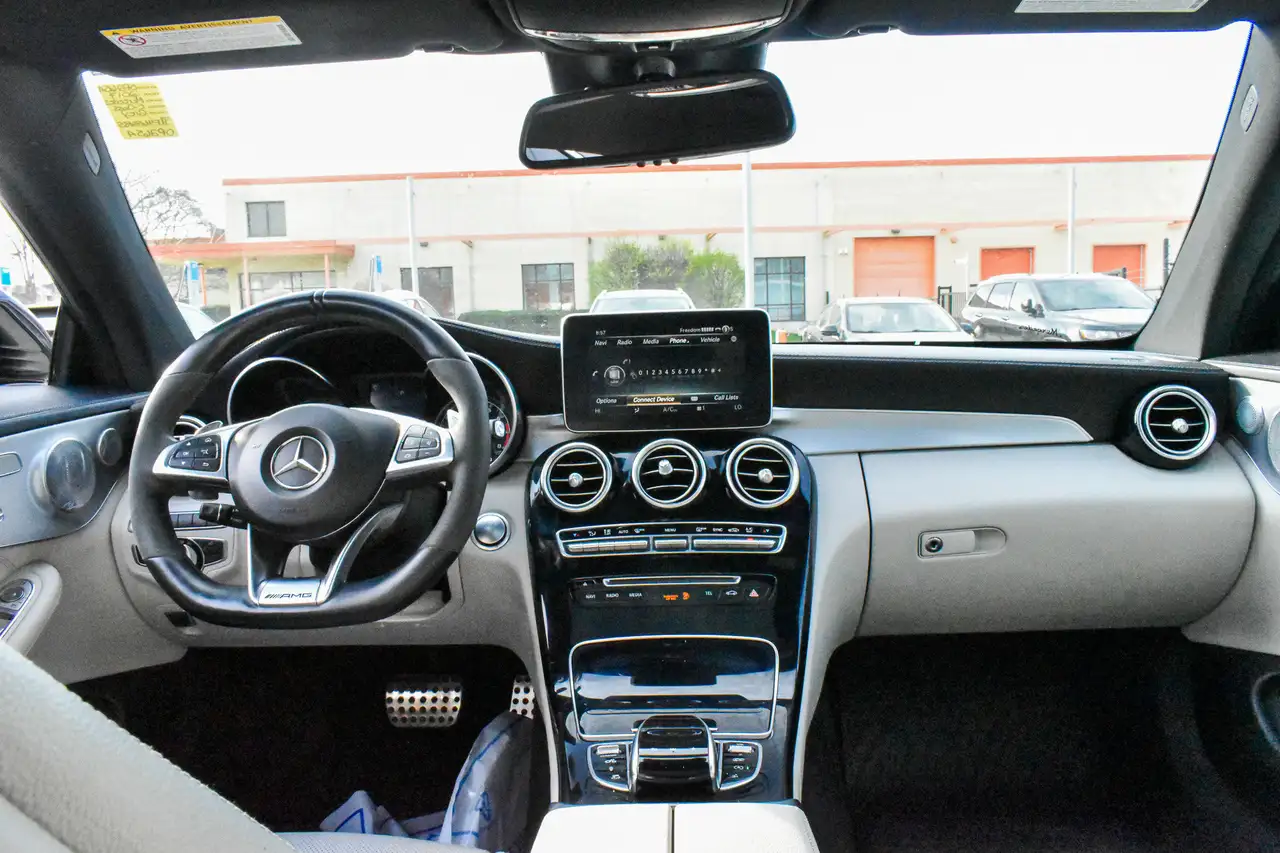 Mercedes-Benz C-Class снимка Mercedes-Benz C-Class