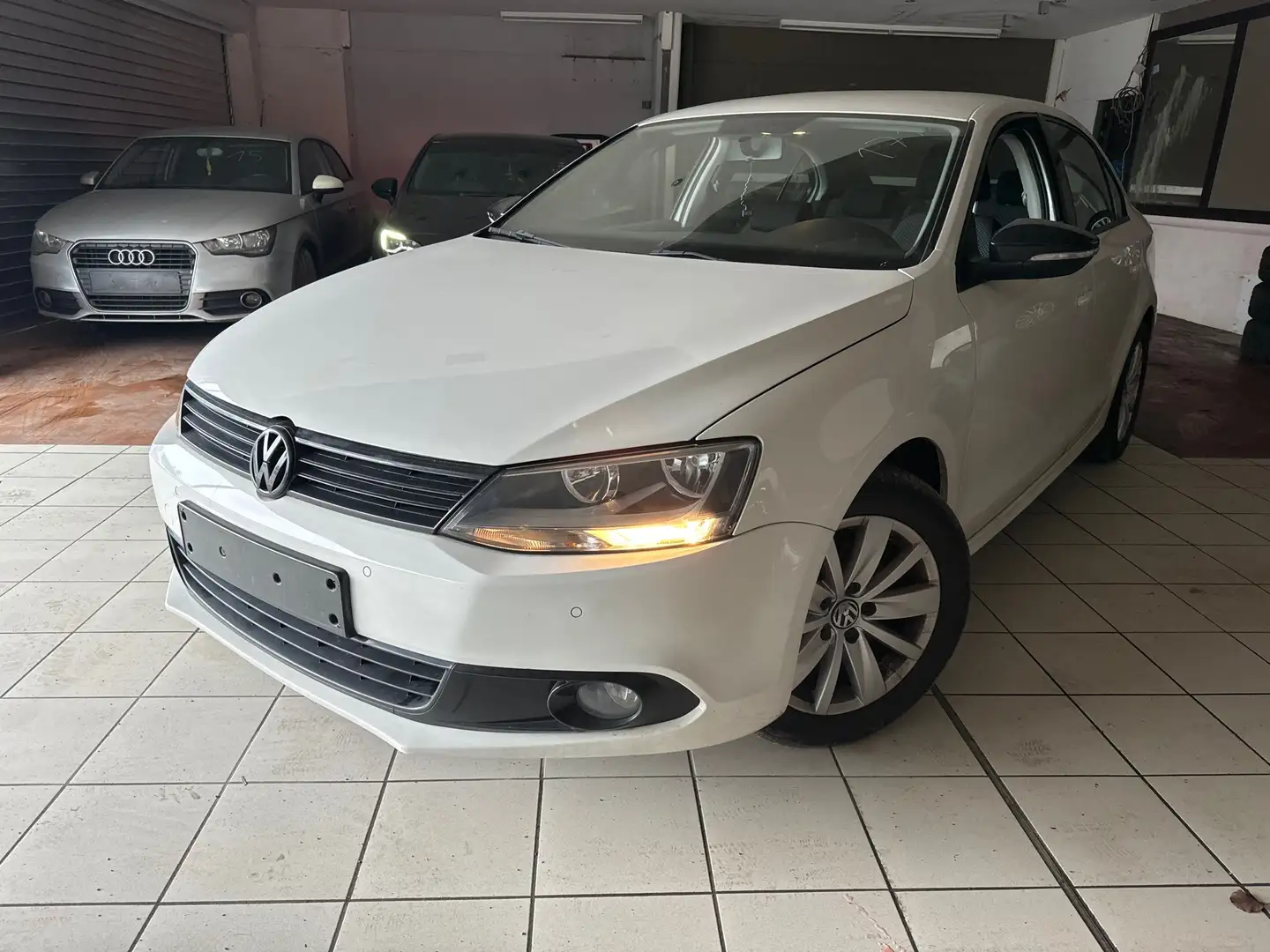 Volkswagen Jetta 2.0 CR TDi Comfortline DSG Bílá - 1