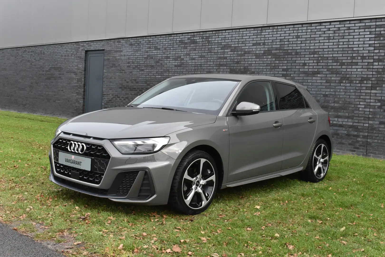Audi A1 Sportback 30 TFSI S-line edition S-line Automaat 3 Grijs - 2