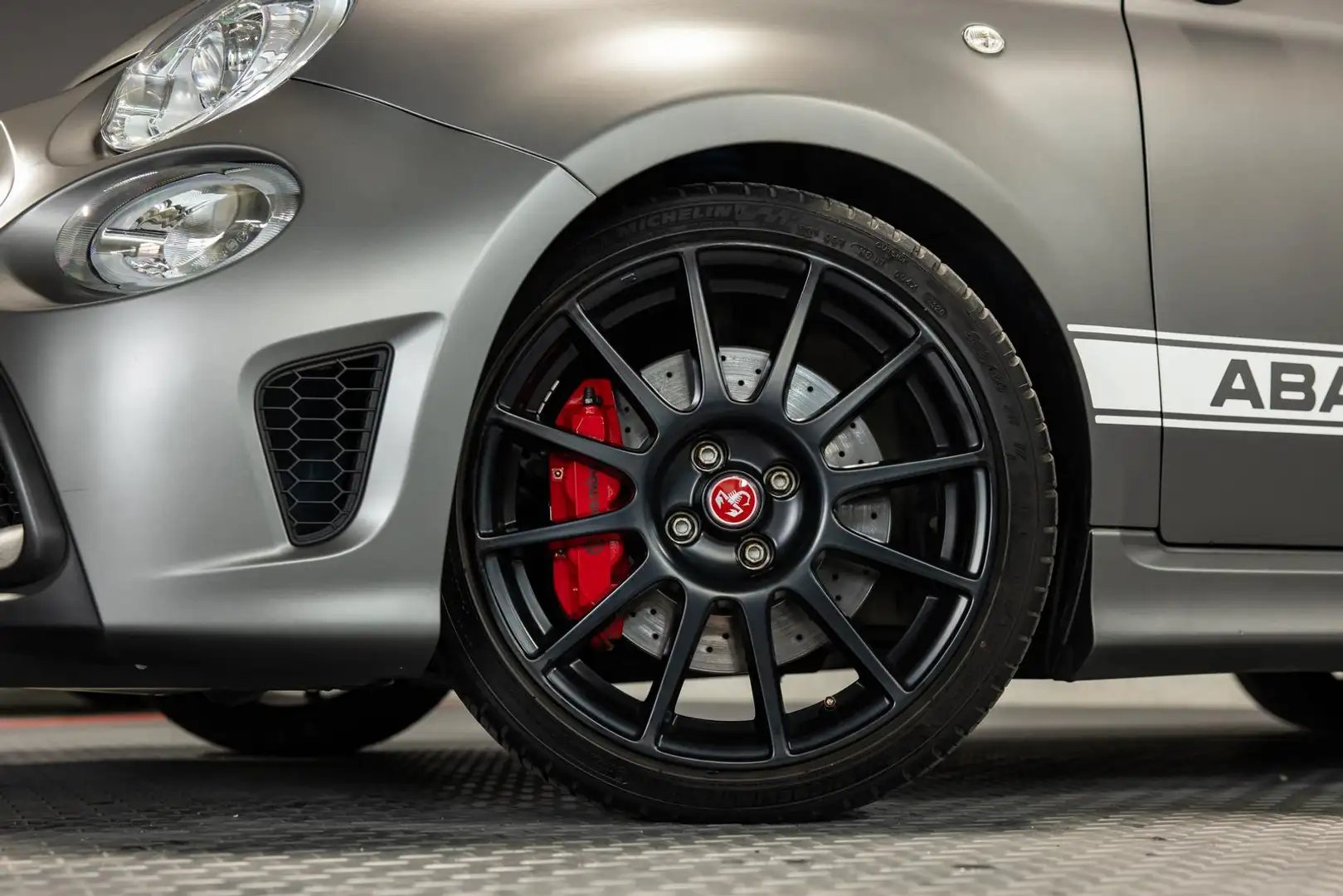 Abarth 595 esseesse 70 Years BEATS BREMBO AKRAPOVIC Gris - 2