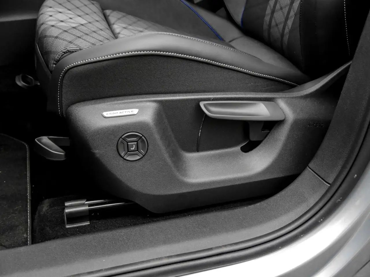 Volkswagen Tiguan R-Line 2.0 TDI DSG 4M 20" AHK HarmanKardon IQ.L... 14