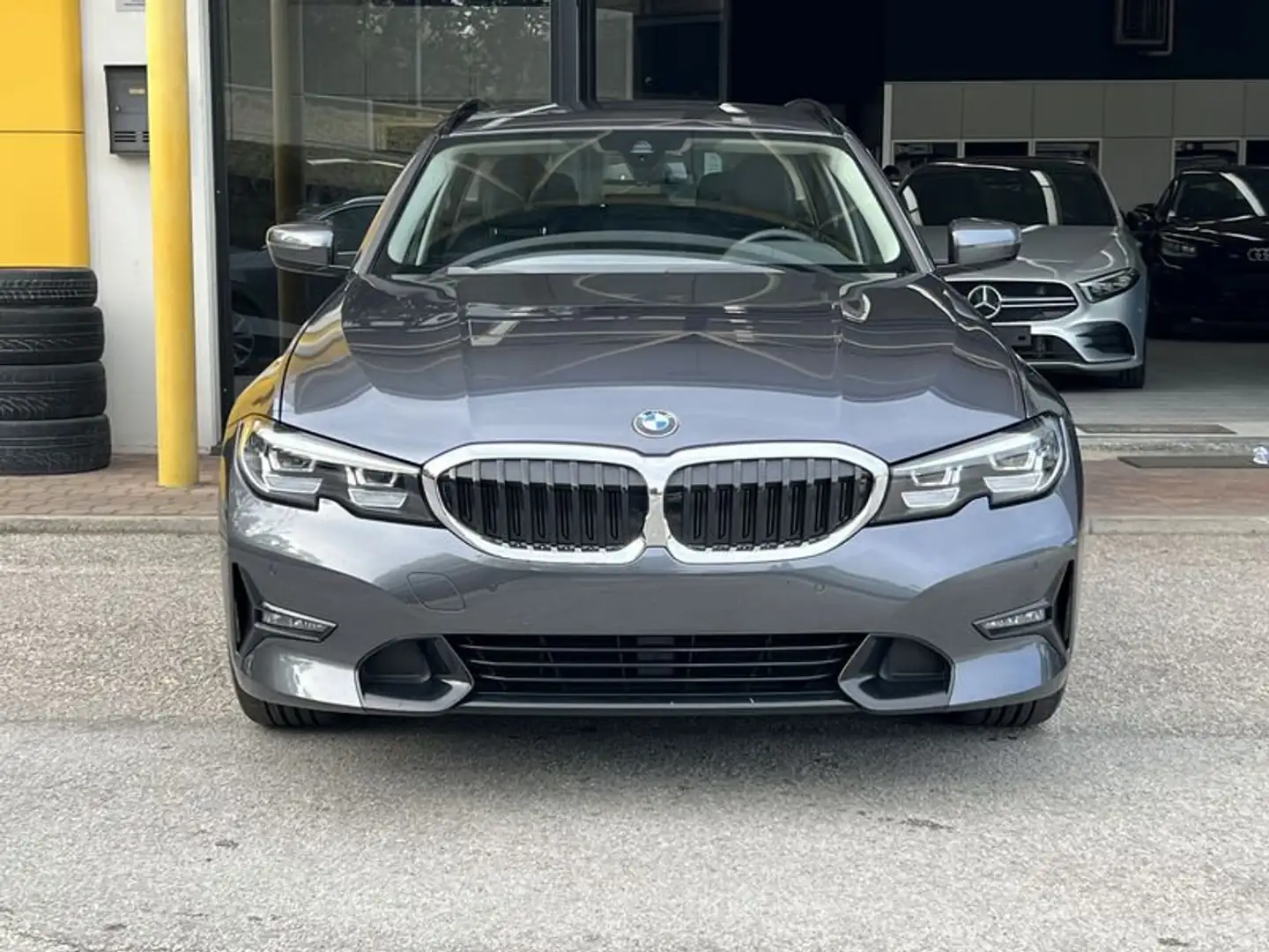 BMW 320 320d 48V xDrive Touring Interni Msport / Mild Hyb Gris - 2