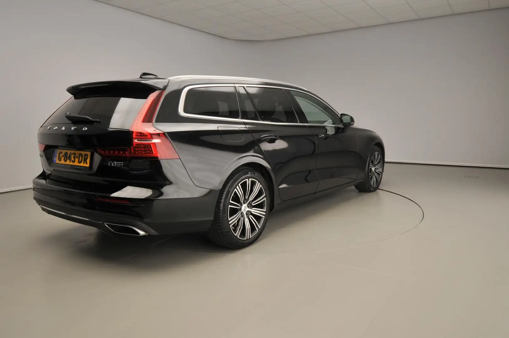 Volvo V60 2.0 T8 Twin Engine AWD Inscription | Trekhaak | Le Zwart - 2
