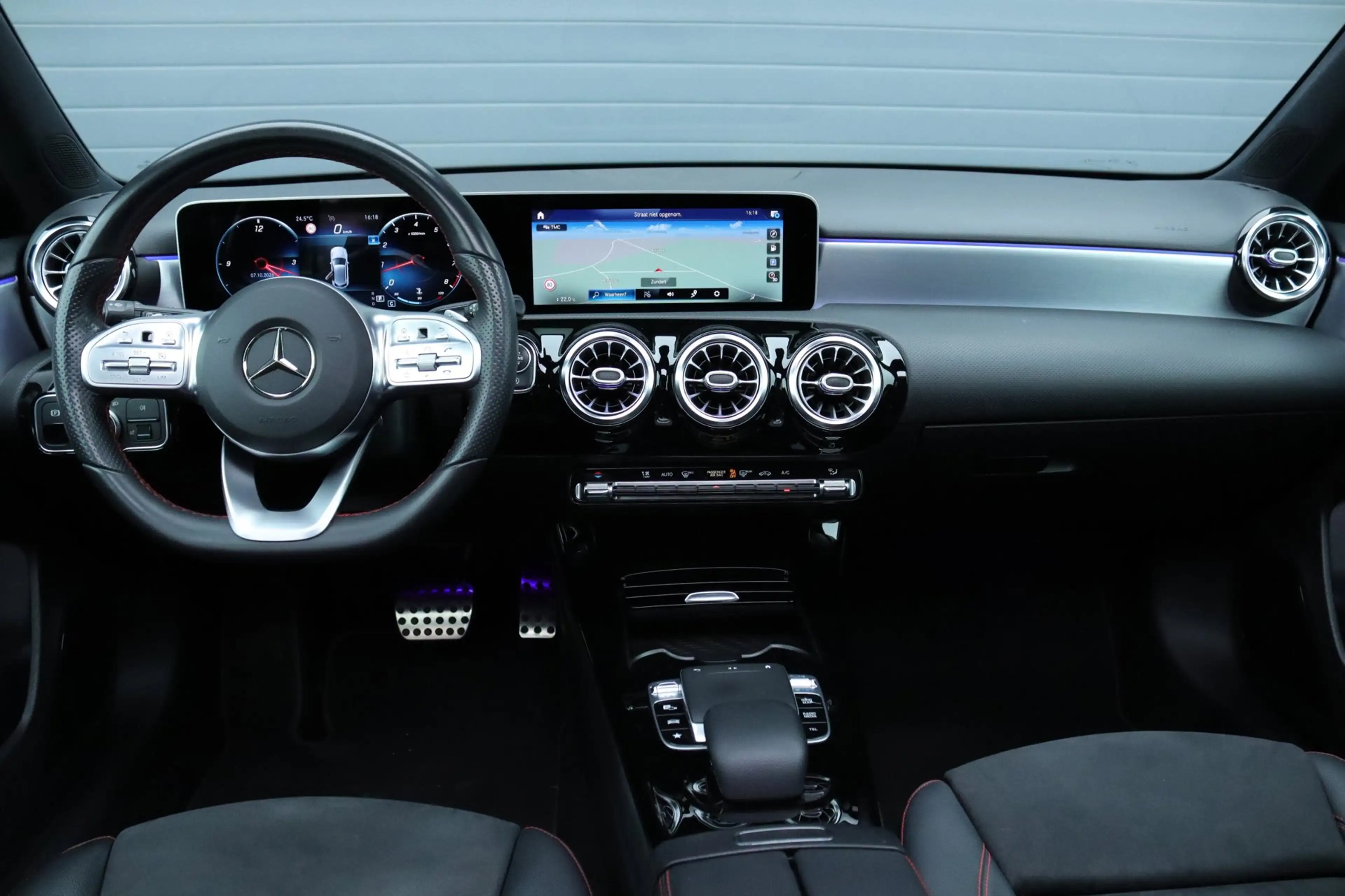 Mercedes-Benz A 250 Pano / sfeerverlichting / Carplay — photo 11