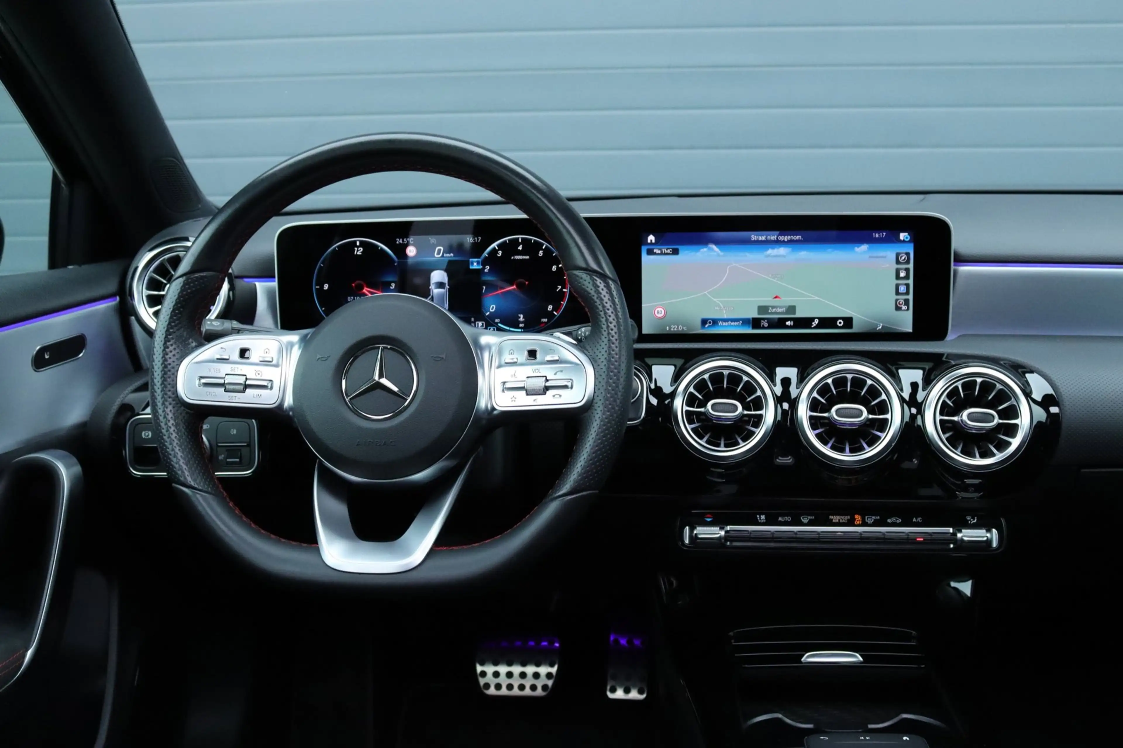Mercedes-Benz A 250 Pano / sfeerverlichting / Carplay — photo 13