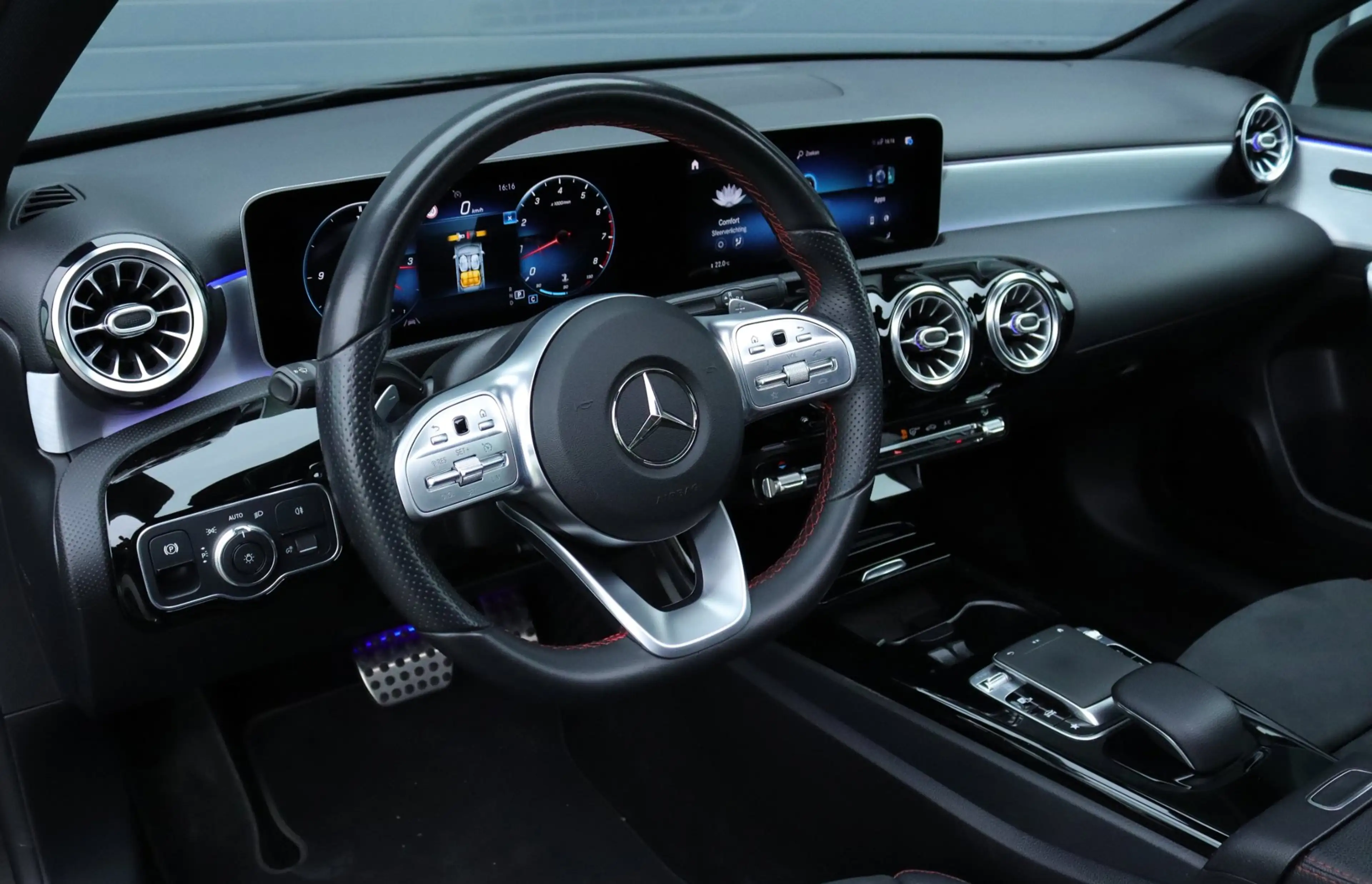 Mercedes-Benz A 250 Pano / sfeerverlichting / Carplay — photo 9