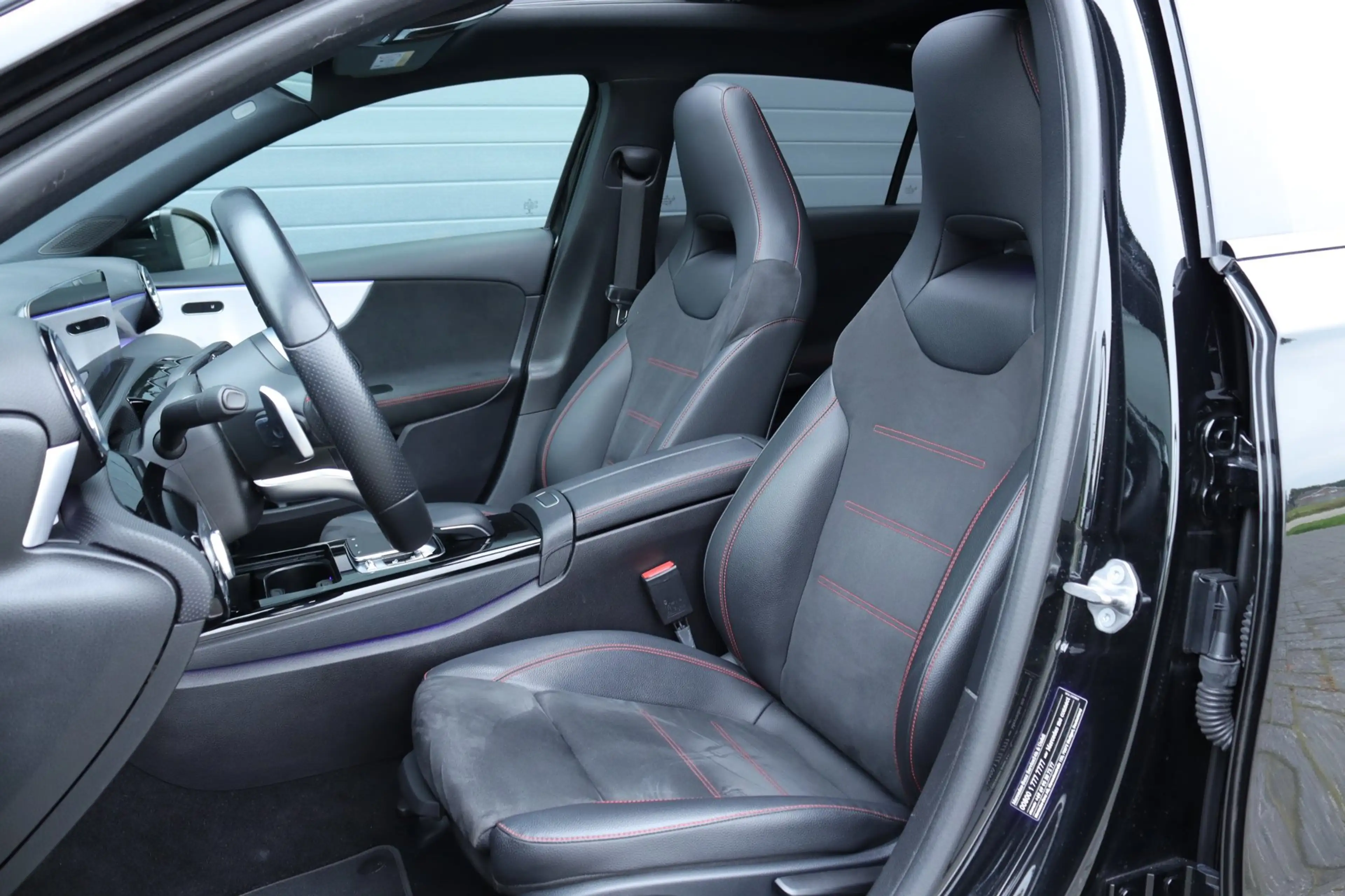 Mercedes-Benz A 250 Pano / sfeerverlichting / Carplay — photo 10