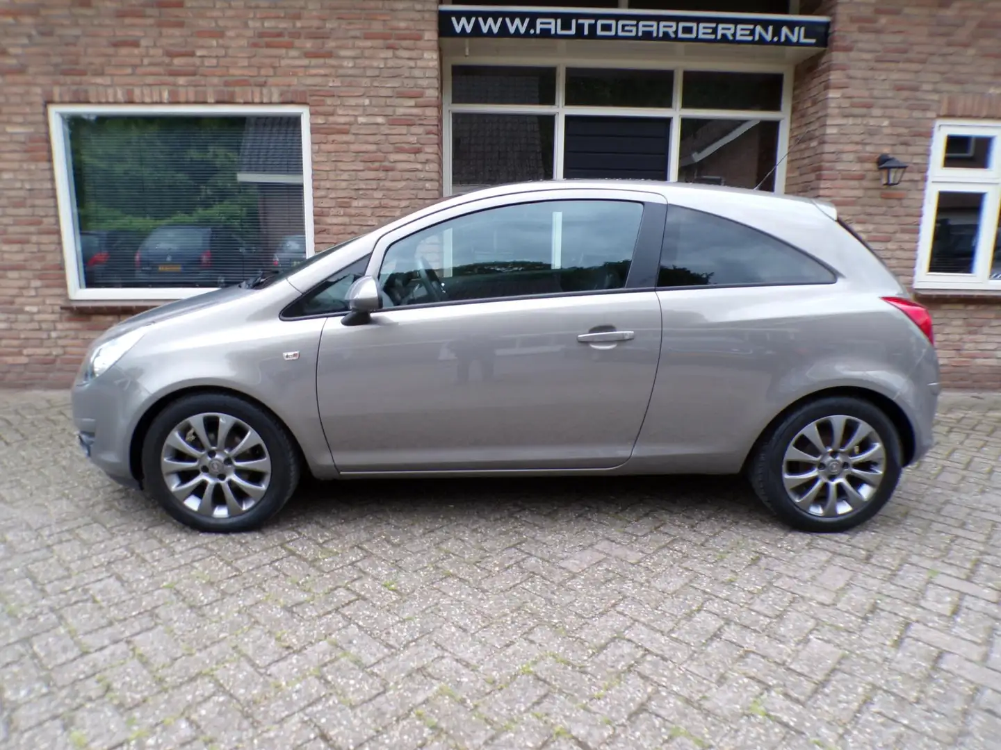 Opel Corsa 1.4-16V '111' Edition Bruin - 2