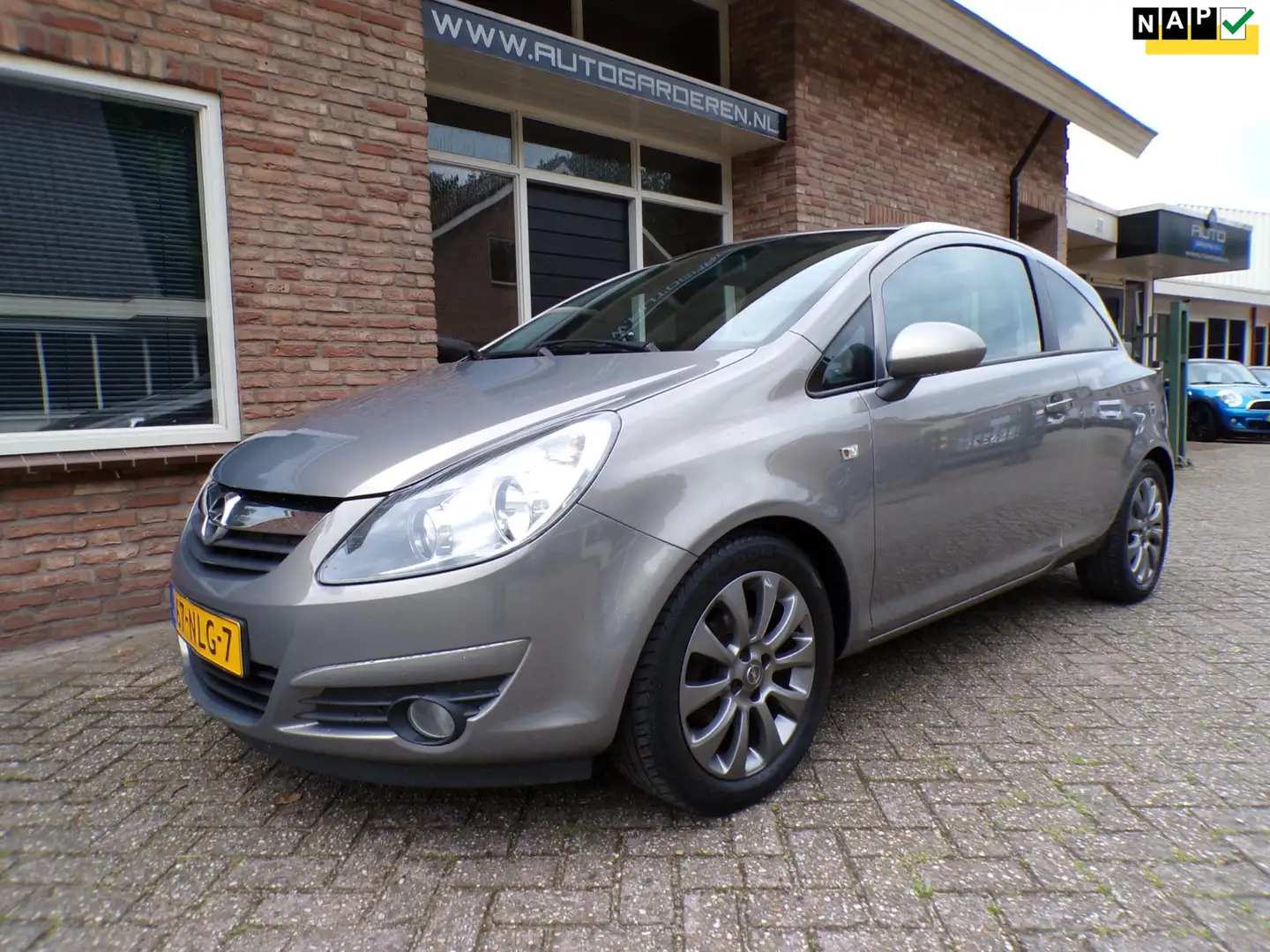 Opel Corsa 1.4-16V '111' Edition Bruin - 1
