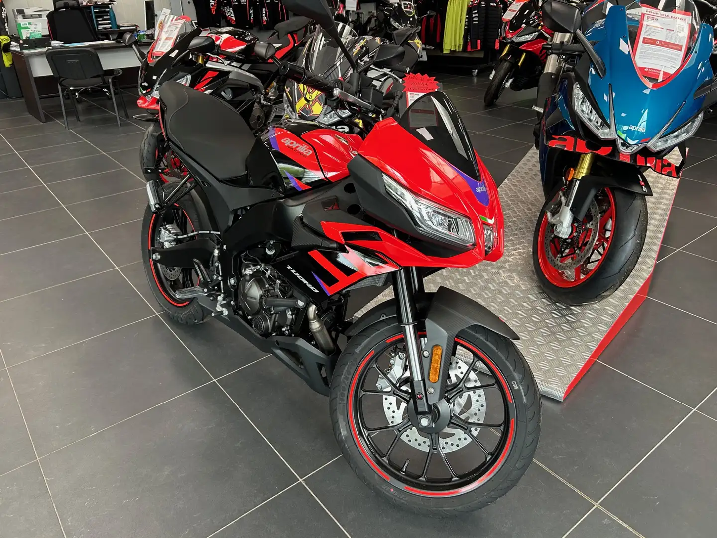 Aprilia Tuono Noir - 2