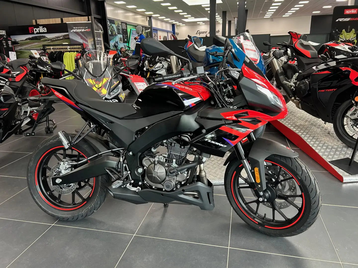 Aprilia Tuono Noir - 1
