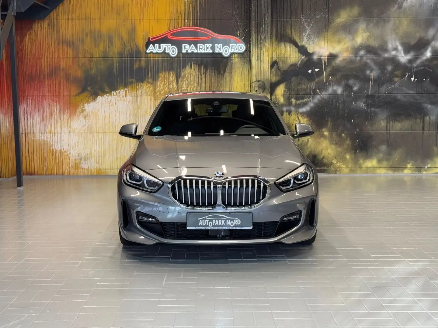 BMW 118 i M Sport Aut. LED~NAVI~APPLE CARPLAY~SPUR~ Gris - 2