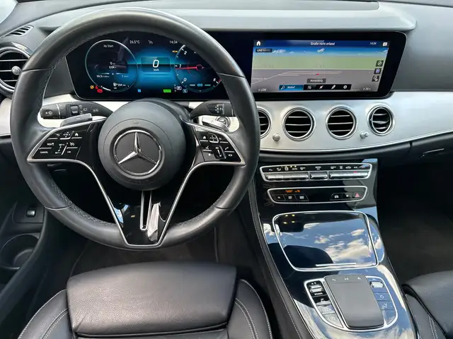Mercedes-Benz 220 view 11