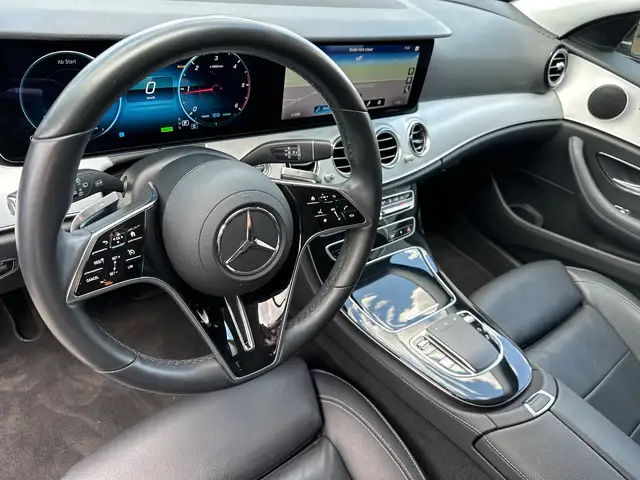 Mercedes-Benz 220 view 8