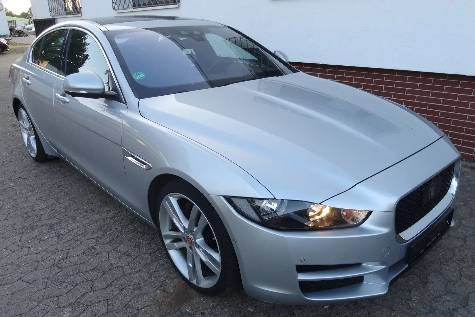 Jaguar XE 20t 200PS Prestige Automatik Argent - 1