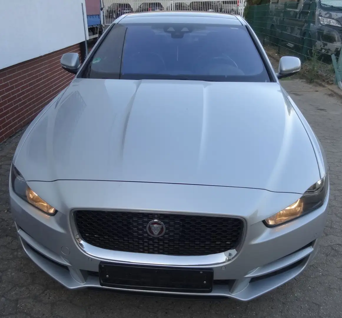 Jaguar XE 20t 200PS Prestige Automatik Argent - 2