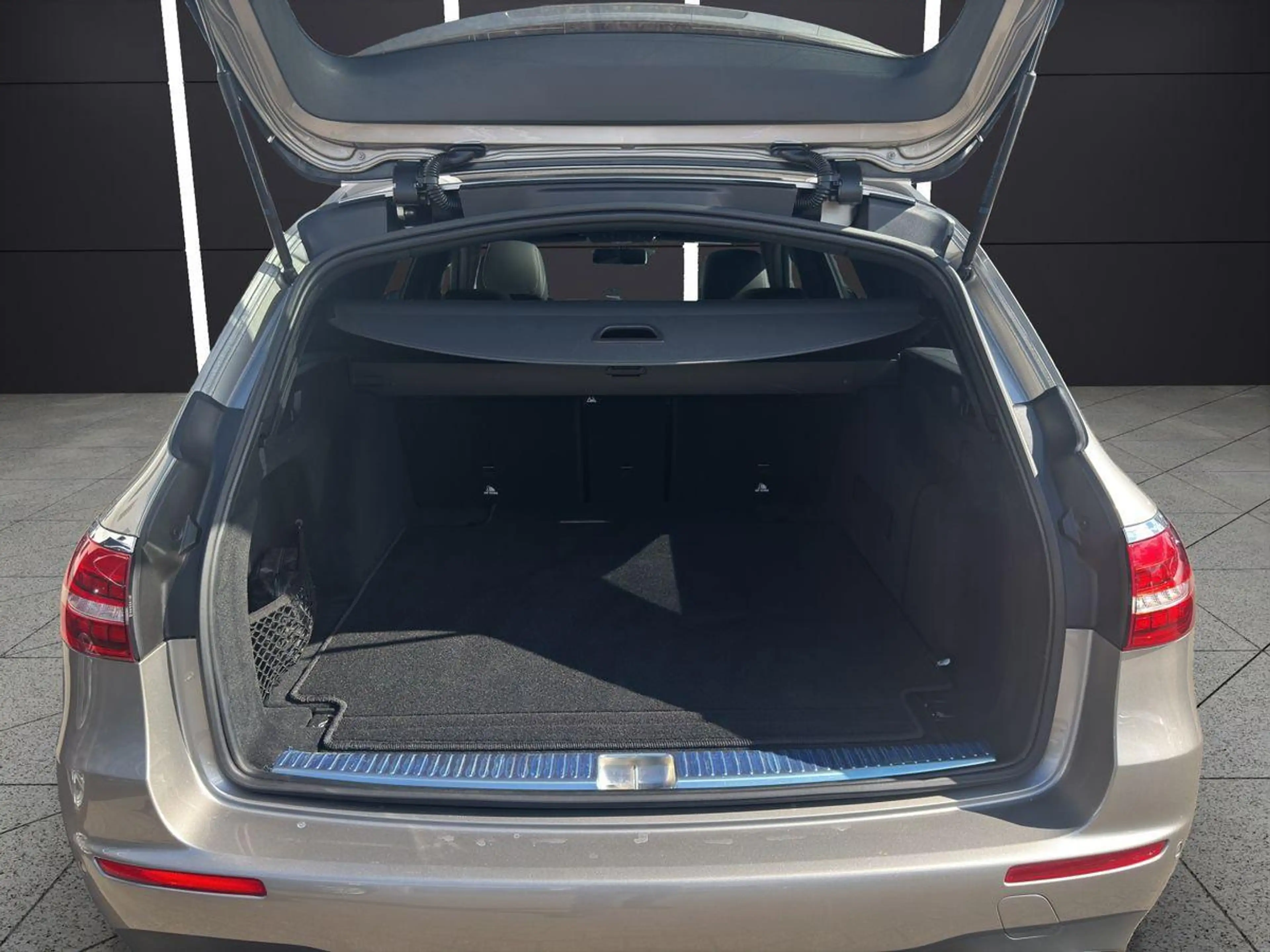Mercedes-Benz E 220 d AMG Night Burmester Pano MBUX Kamera — photo 15