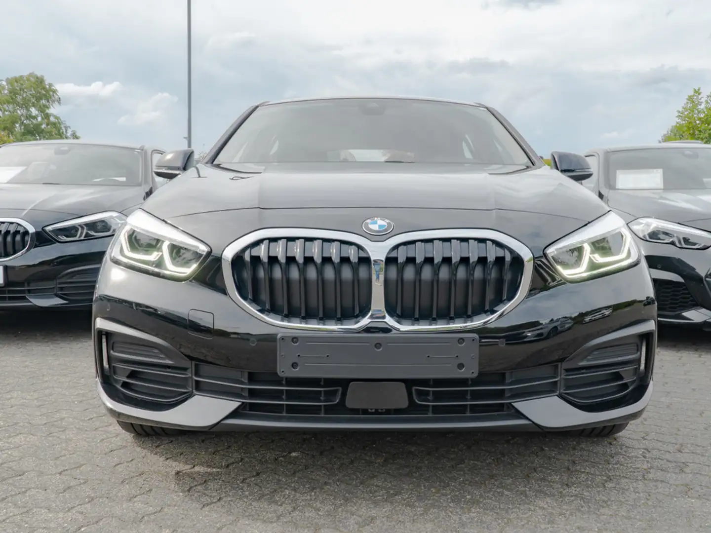 BMW 118 i Advantage LED NAVI PDC SITZHEIZUNG W-LAN Noir - 2