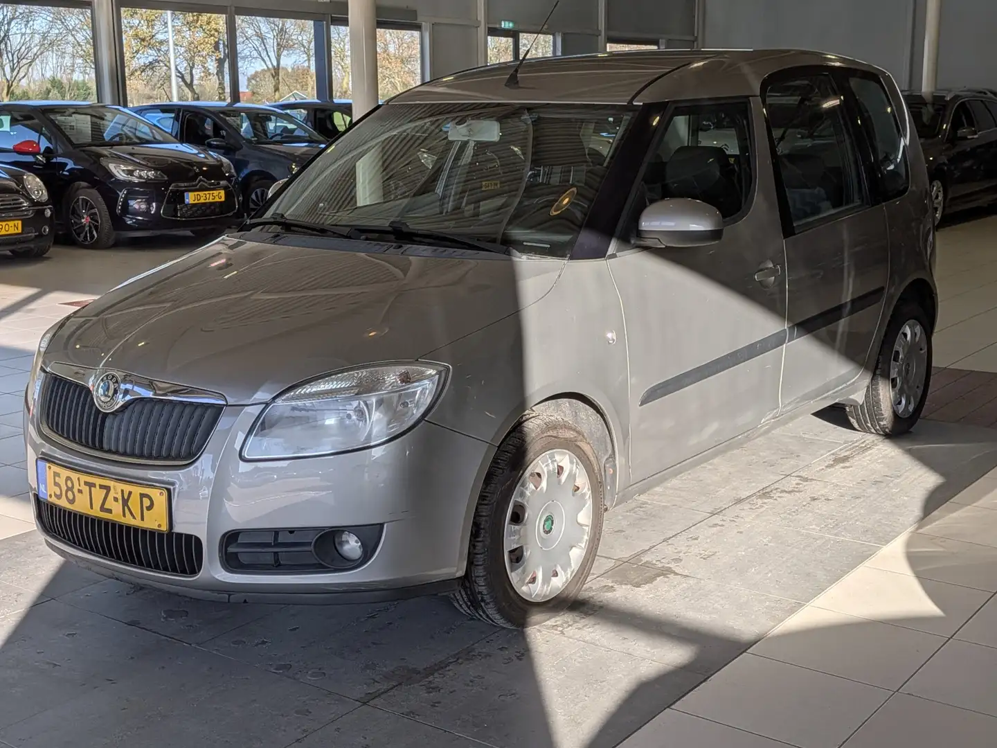 Skoda Roomster 1.4-16V Style Airco, Trekhaak, Isofix, Stuurbekrac Beige - 2