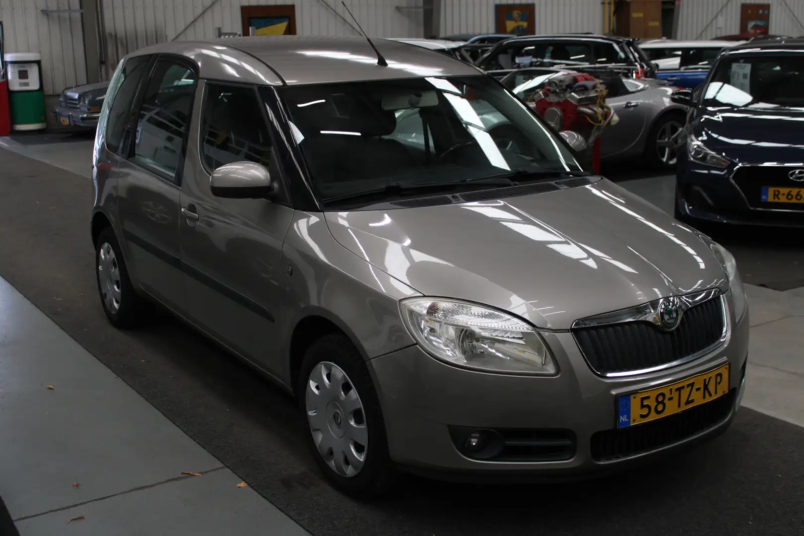 Skoda Roomster 1.4-16V Style Airco, Trekhaak, Isofix, Stuurbekrac Beige - 2