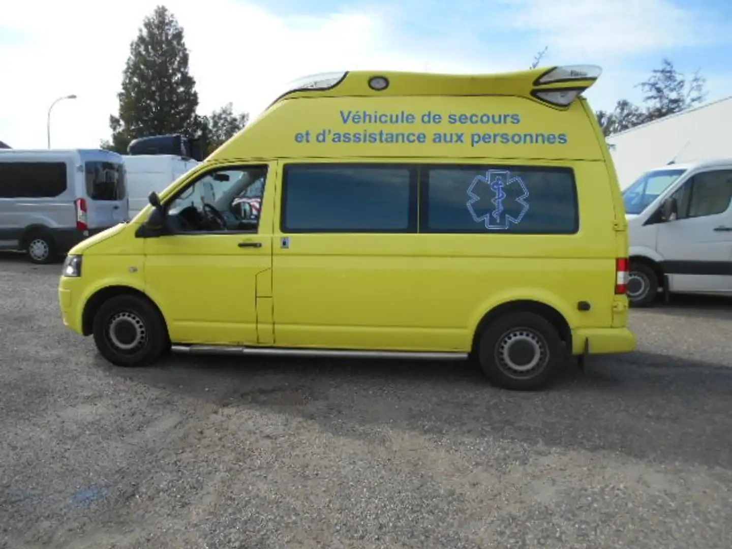 Volkswagen T6.1 Transporter AMBULANCE MET COMPLETE INRICHTING+AIRCO++++ Jaune - 1