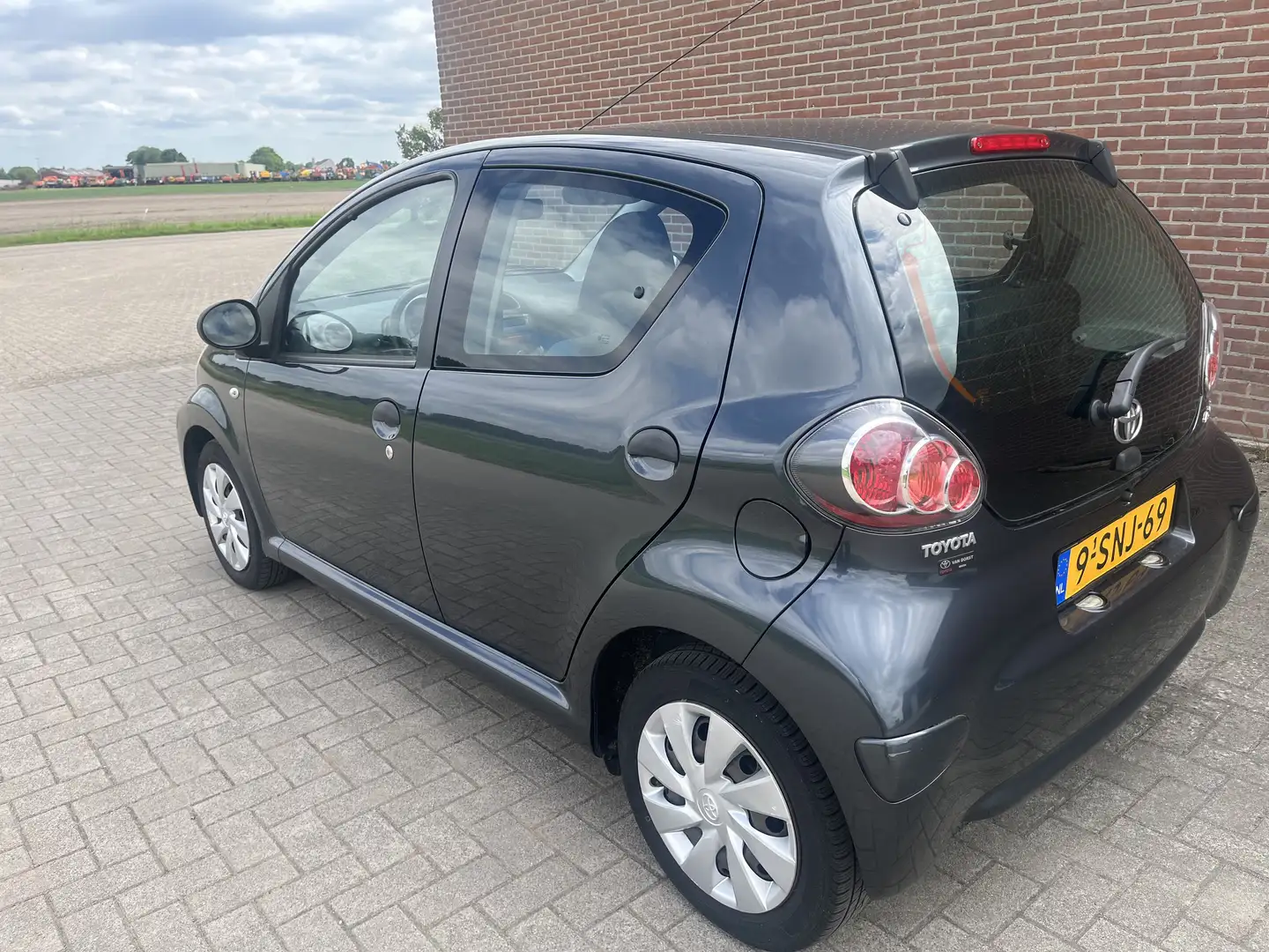 Toyota Aygo 1.0 VVT-i Now AIRCO Grijs - 2