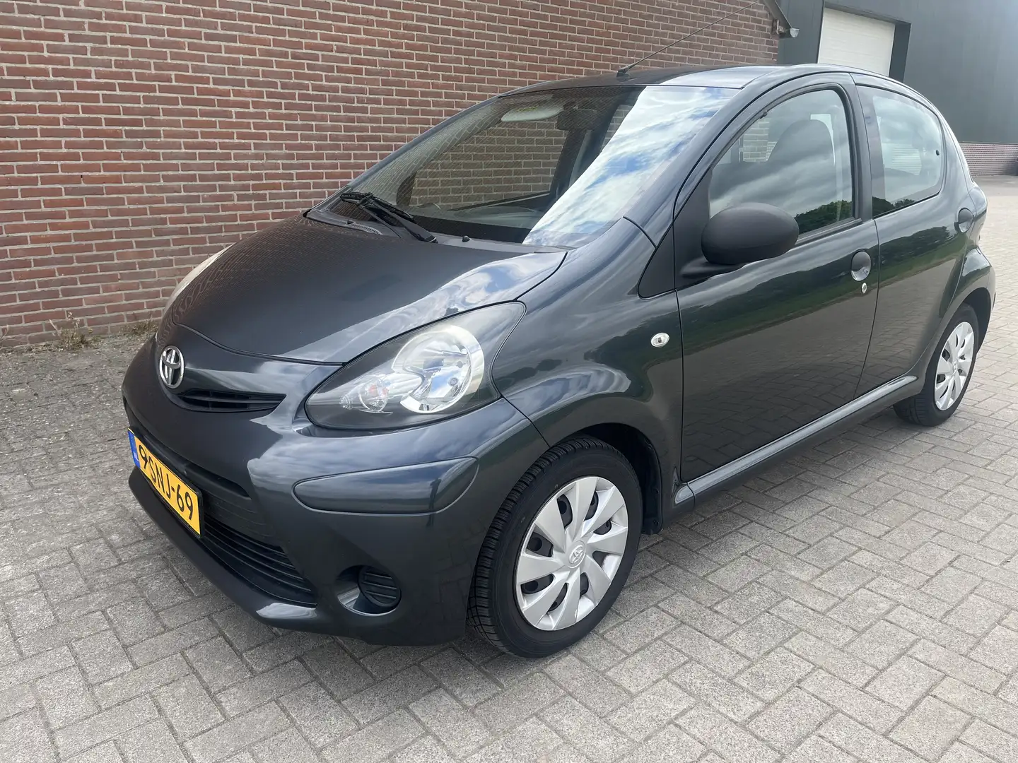 Toyota Aygo 1.0 VVT-i Now AIRCO Grijs - 1