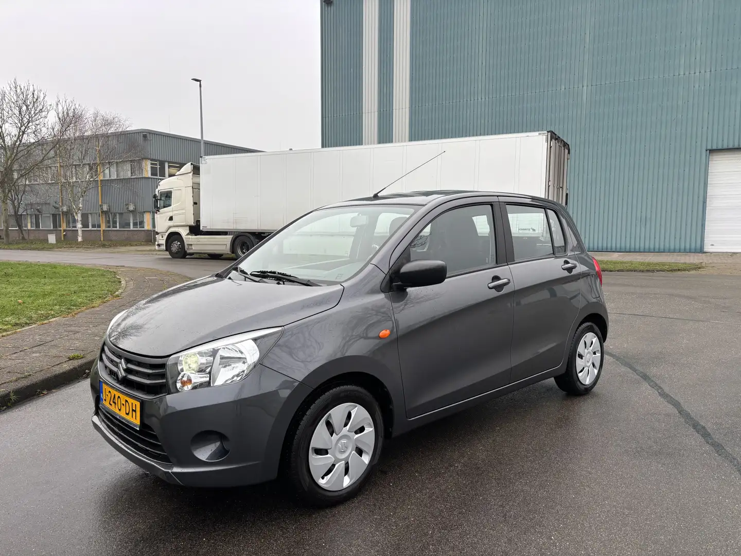 Suzuki Celerio 1.0i Comfort 5-Deurs 68 PK. Zuinige en onverwoestb Grijs - 1