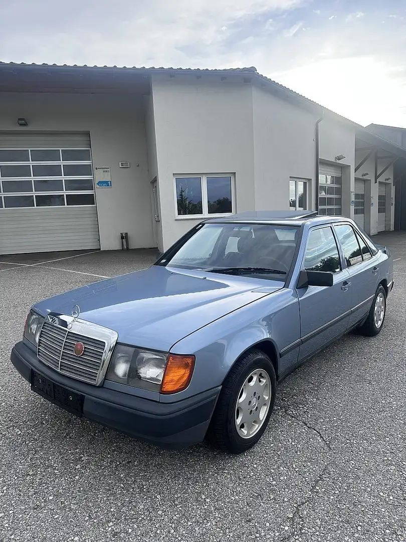 Mercedes-Benz E 200 Blau - 1