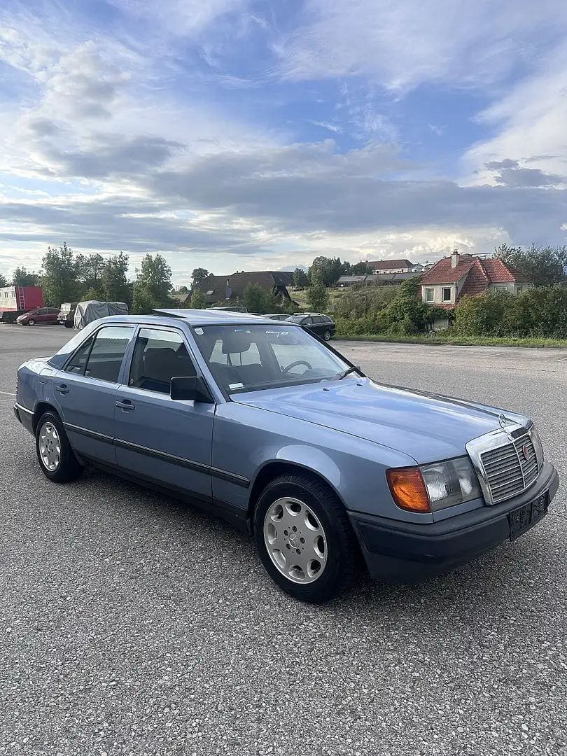 Mercedes-Benz E 200 Blau - 2
