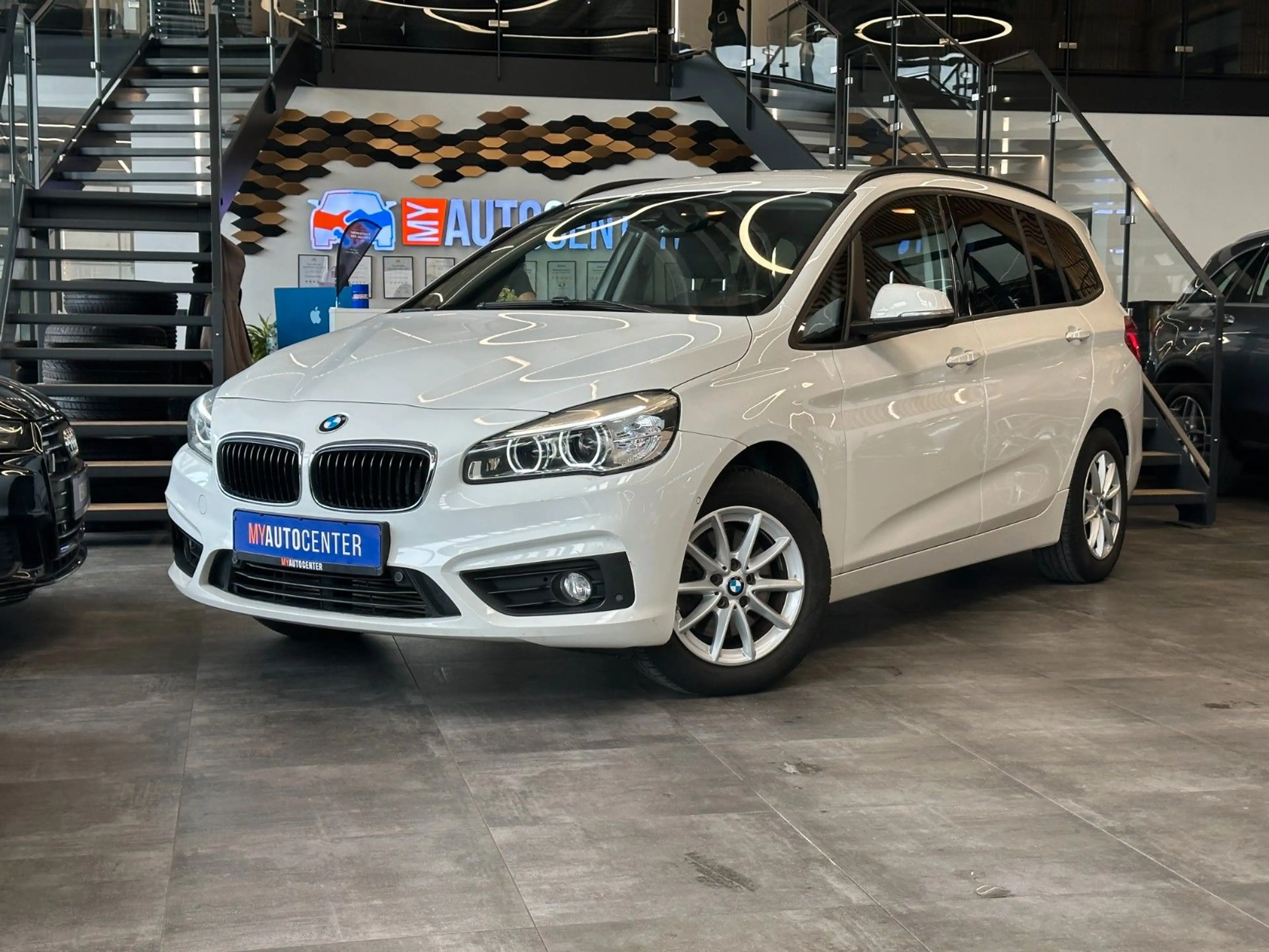 BMW 218 218 *AHK*NAV*7-SITZER*2-ZONEN*PDC(CAM)*