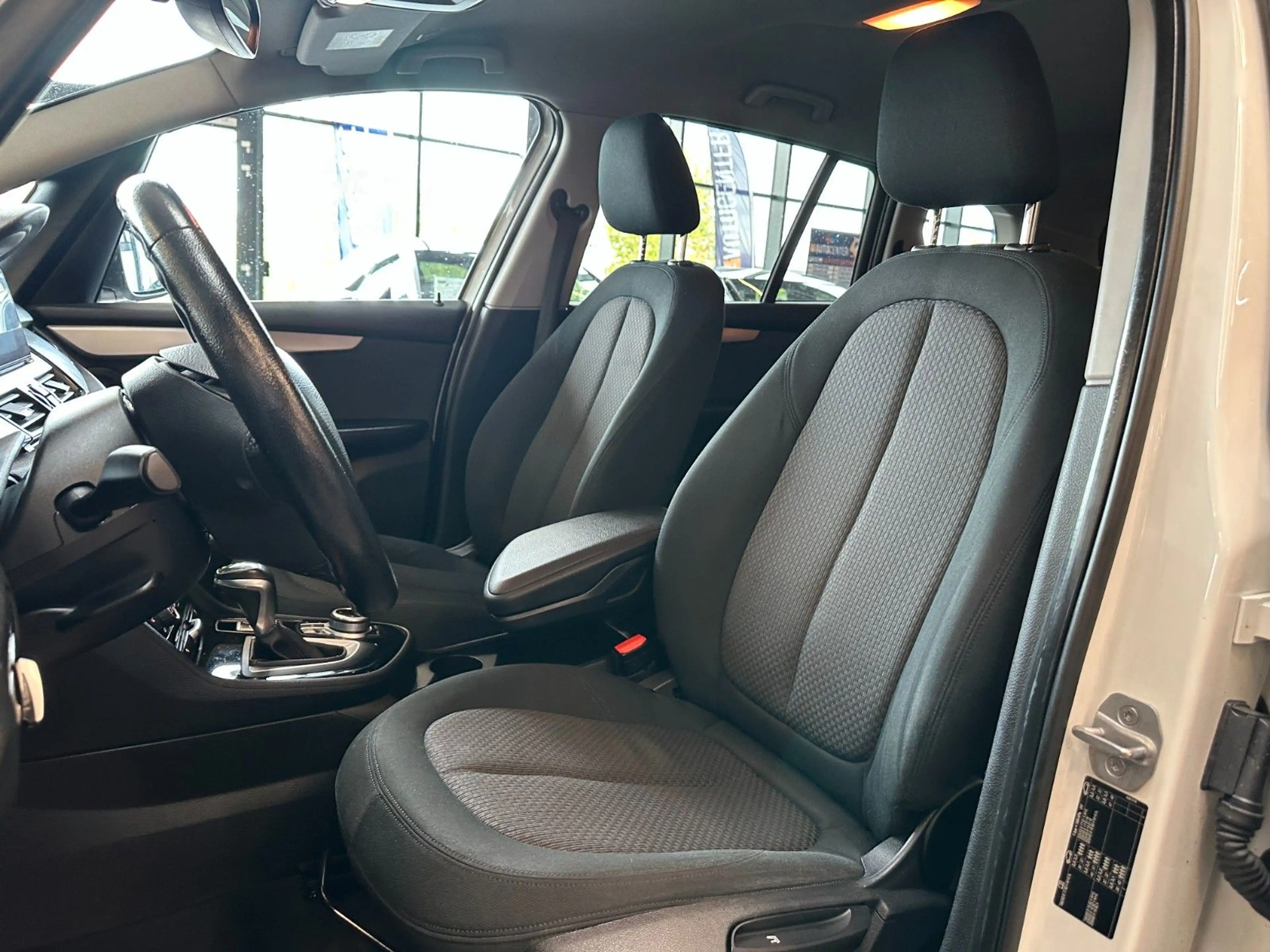BMW 218 218 *AHK*NAV*7-SITZER*2-ZONEN*PDC(CAM)* — photo 8