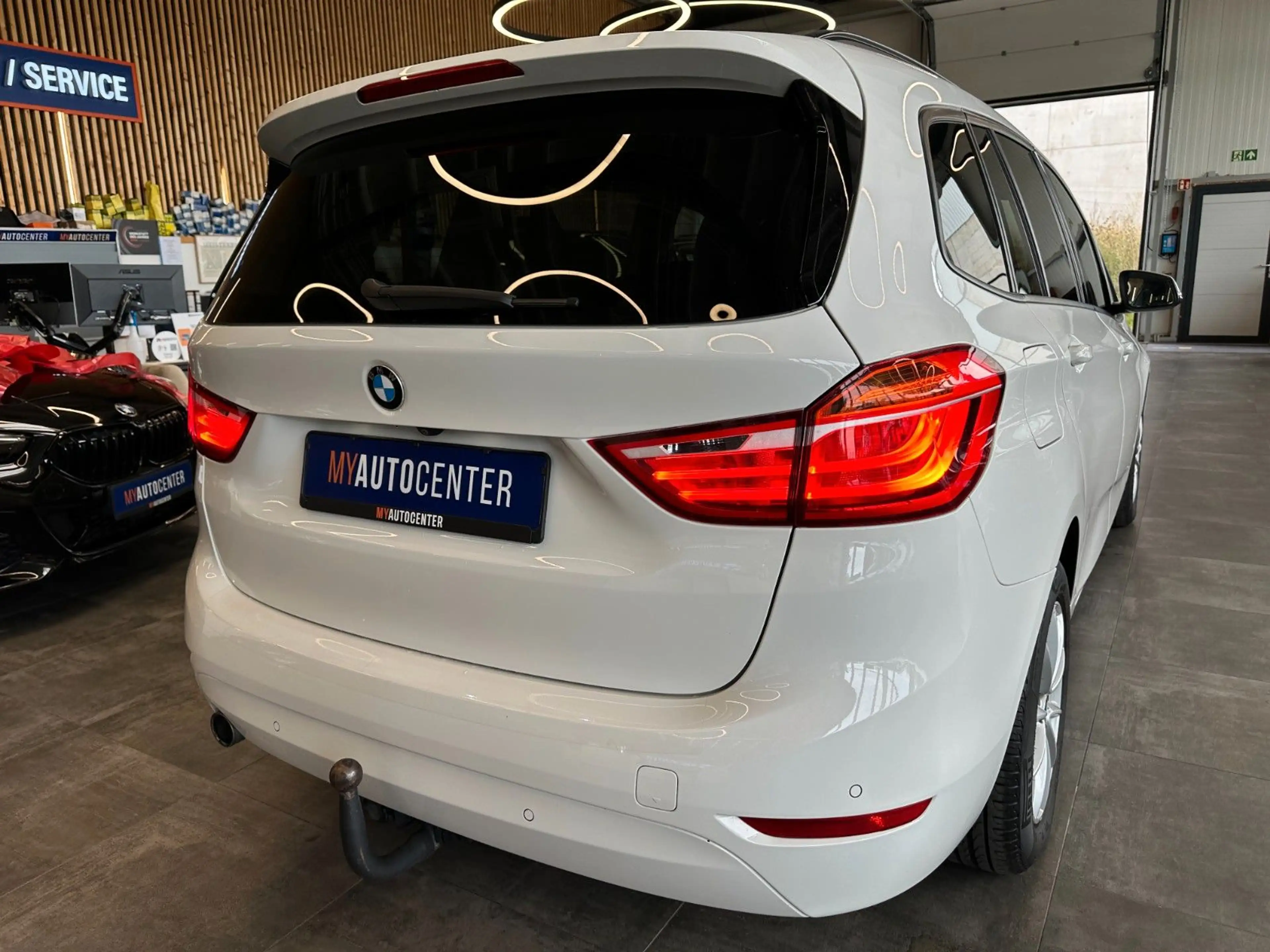 BMW 218 218 *AHK*NAV*7-SITZER*2-ZONEN*PDC(CAM)* — photo 2