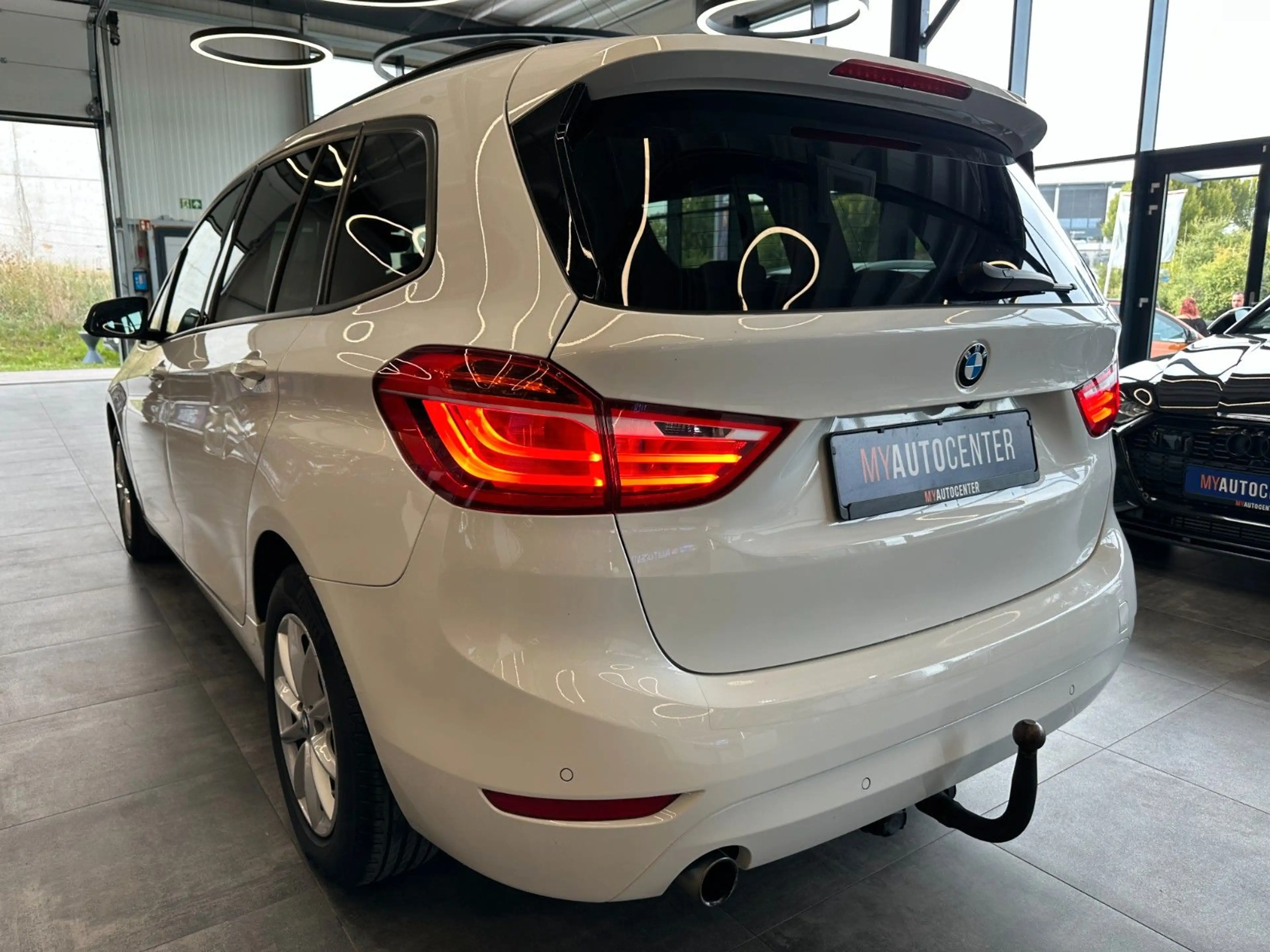 BMW 218 218 *AHK*NAV*7-SITZER*2-ZONEN*PDC(CAM)* — photo 5