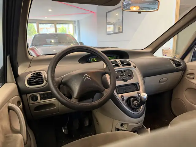 Citroen Xsara Picasso view 9