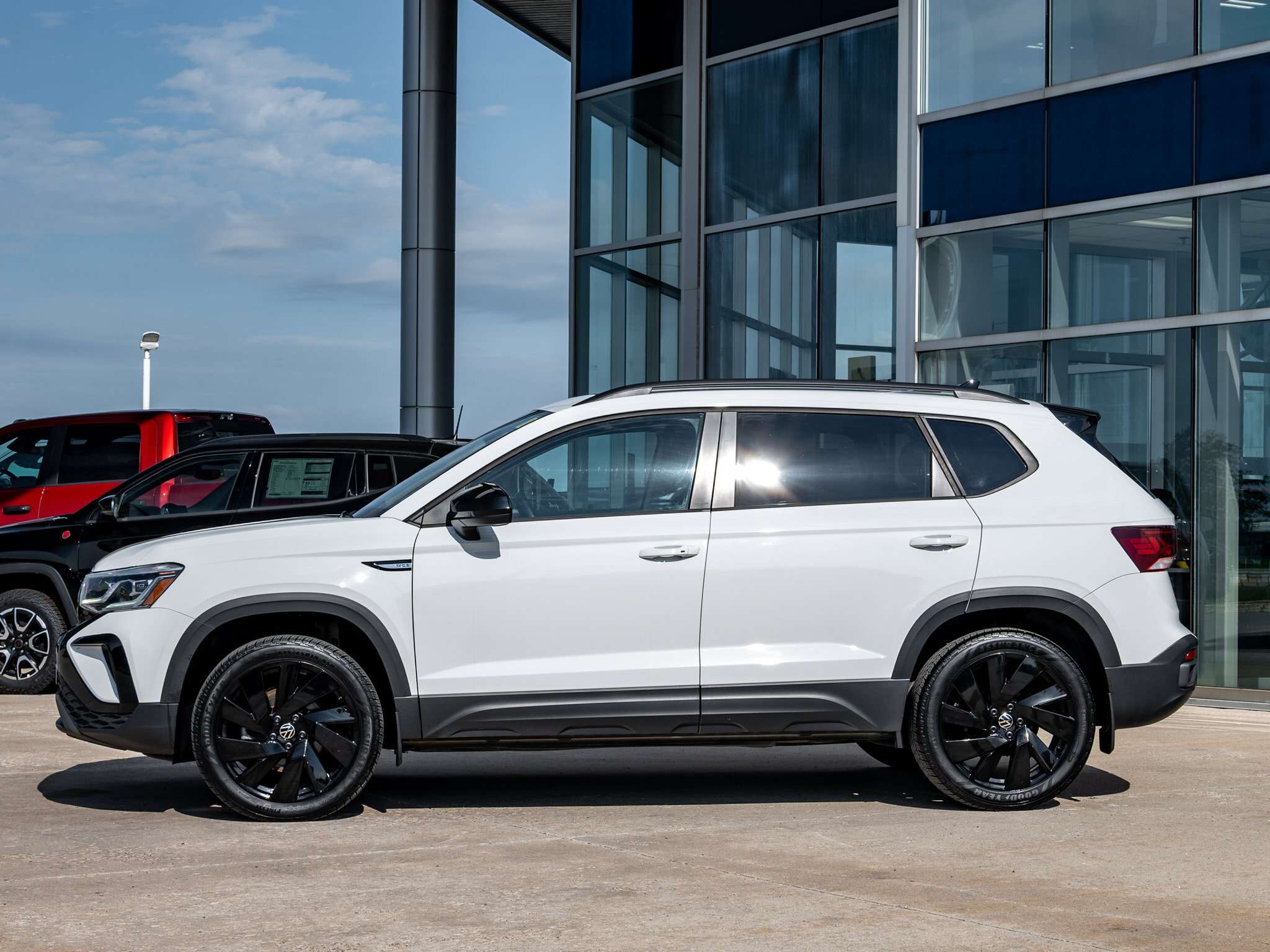 2024 Volkswagen Taos Comfortline Black Edition | HEATED SEATS | SUNROOF — снимка 1