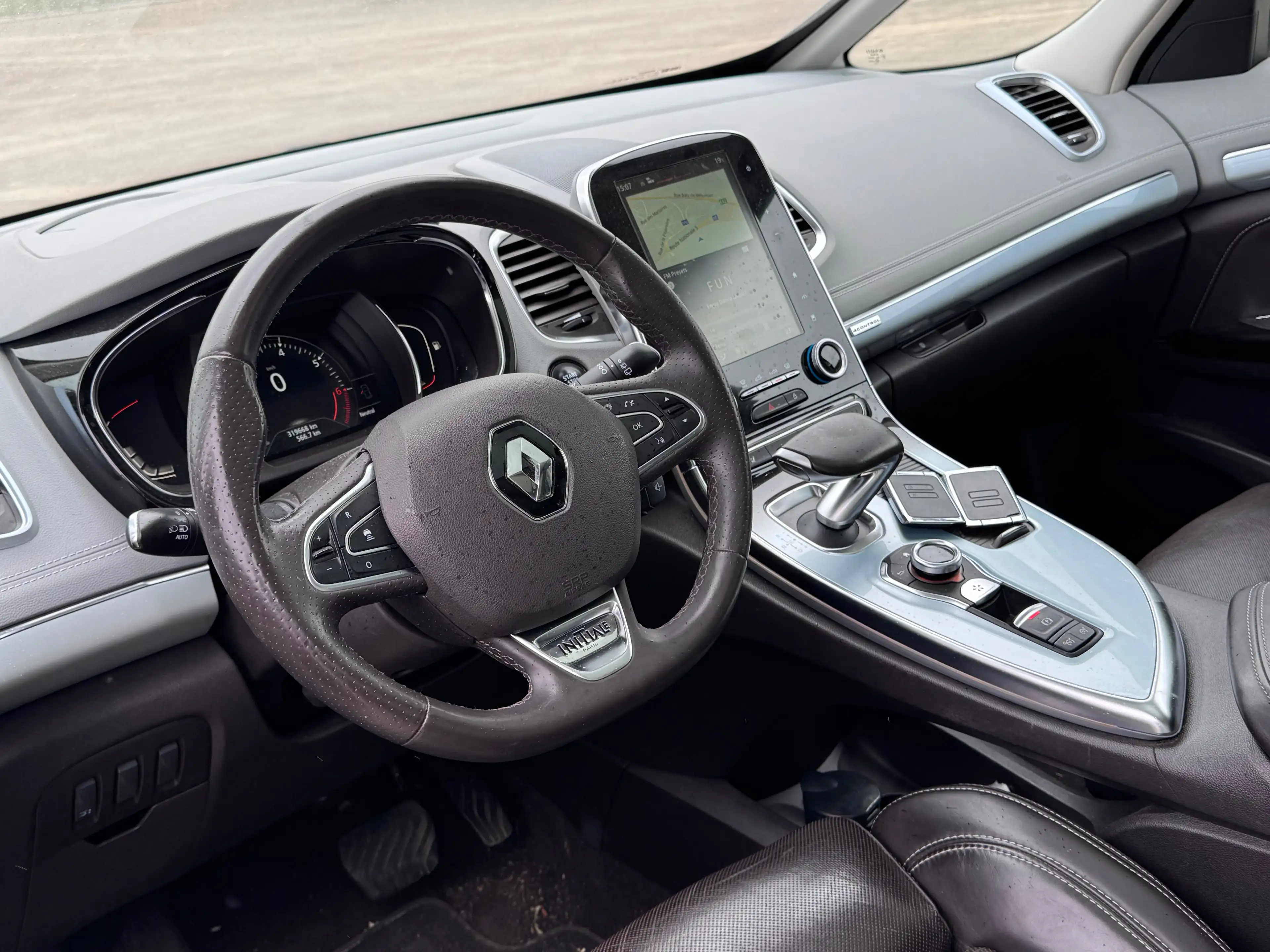 Renault Espace 1.6 TCe Initiale Paris / 7PLACES / BOITE AUTO / FULLOPTIONS / 1PROP — photo 6