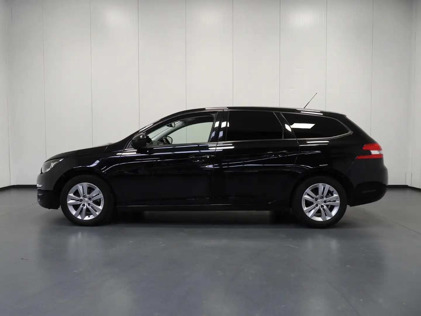 Peugeot 308 SW 1.2 PureTech 130PK Active NAVI/CAMERA/CLIMA/16" Zwart - 2