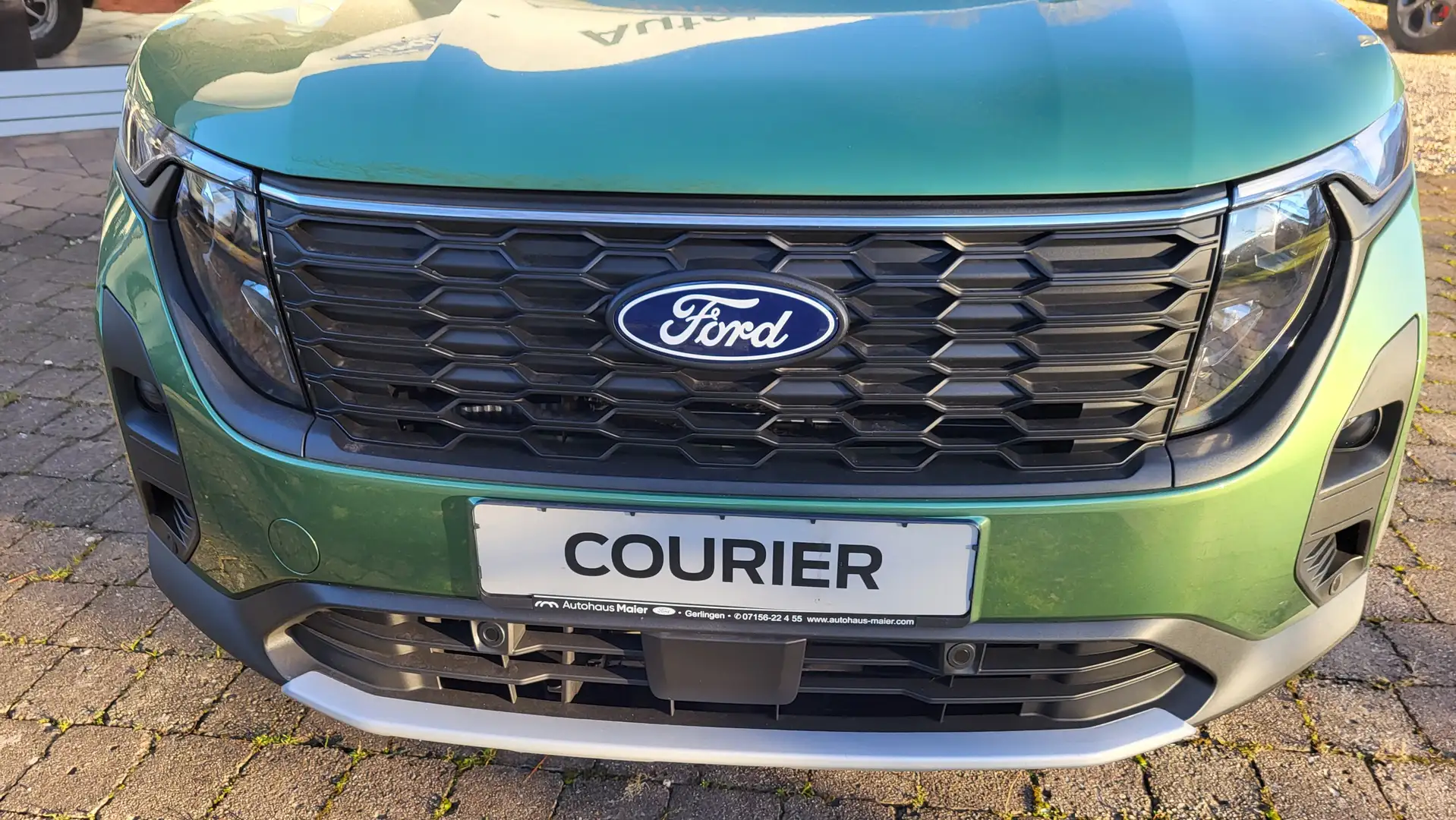 Ford Tourneo Courier Active Grün - 2