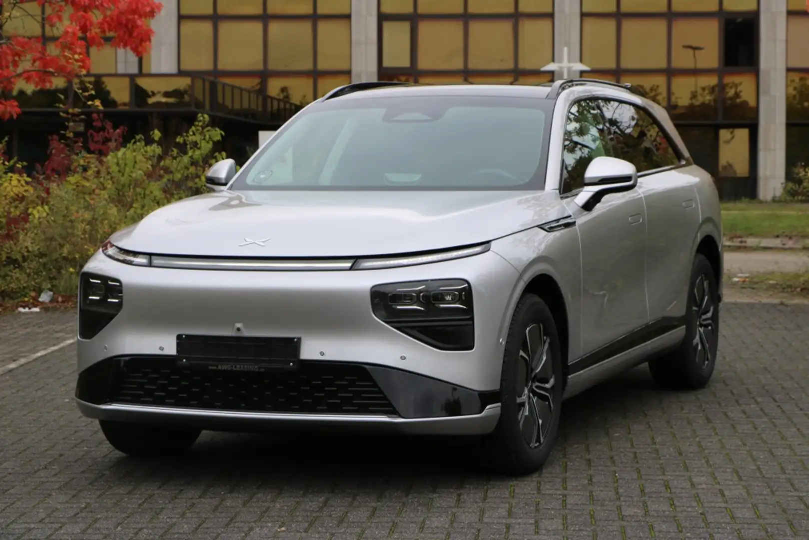 Xpeng G9 230 kW RWD SR AHK Silber - 1