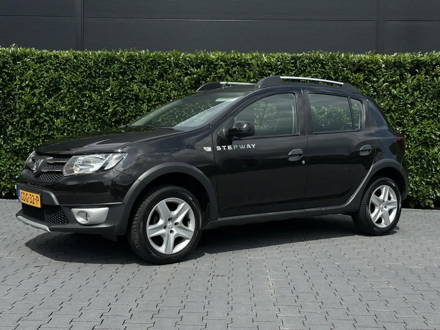 Dacia Sandero 0.9 TCe S&S Stepway Lauréate AIRCO, NAVIGATIE, CRU Zwart - 1