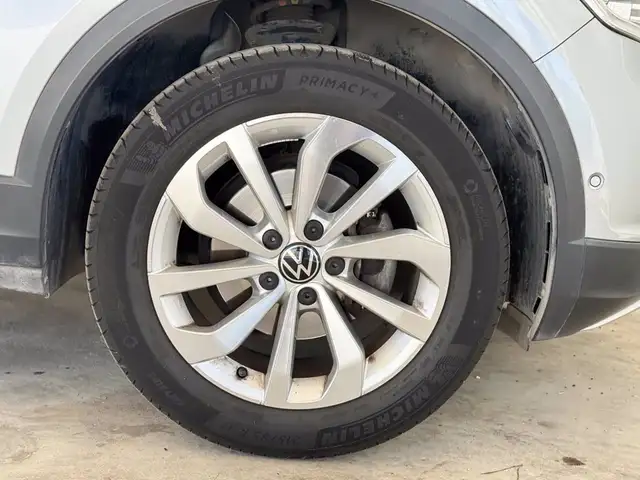 Volkswagen T-Roc view 16
