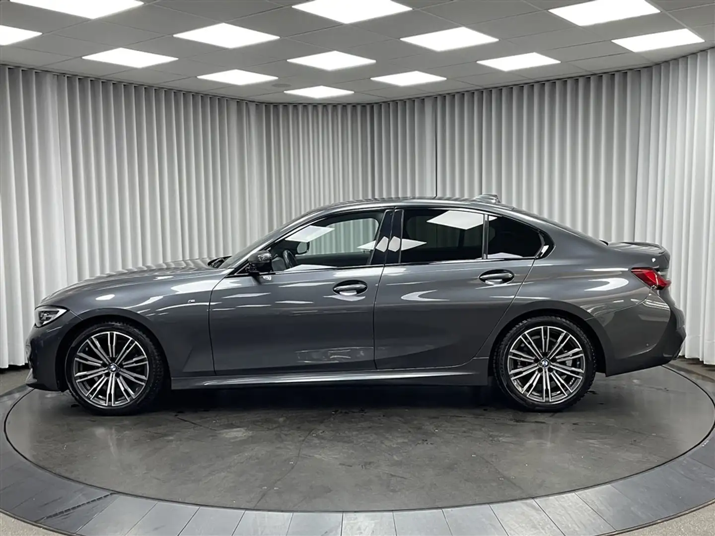 BMW 318 318d / M-Pack / LED / Navi / Cam / Schuifdak / ... Grijs - 2