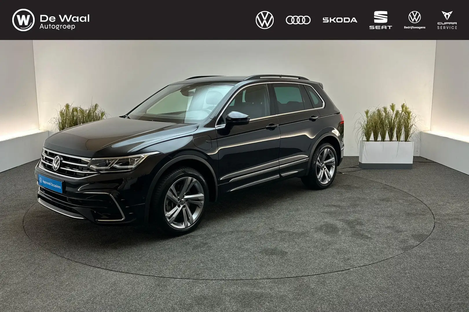 Volkswagen Tiguan 1.4 TSI 245pk DSG eHybrid R-Line Business+ | LED P Zwart - 1