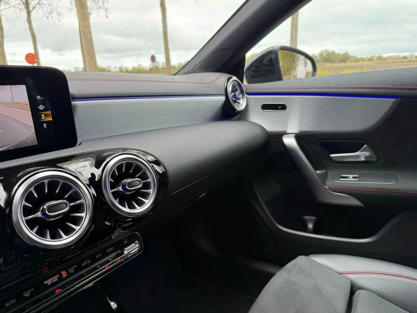 Mercedes-Benz CLA 180 Manueel,AMG Pack,FULL,Camera,leder ,Night pack Zwart - 2