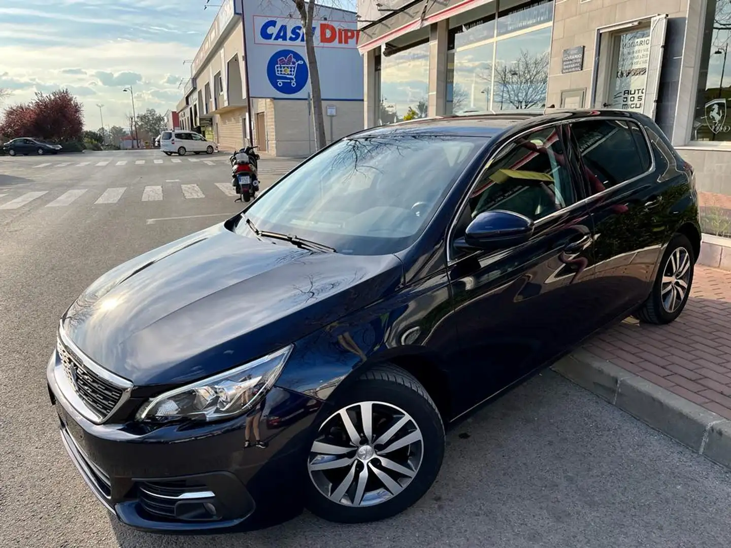 Peugeot 308 5p Allure 1.6 BlueHDi 100 Negro - 1