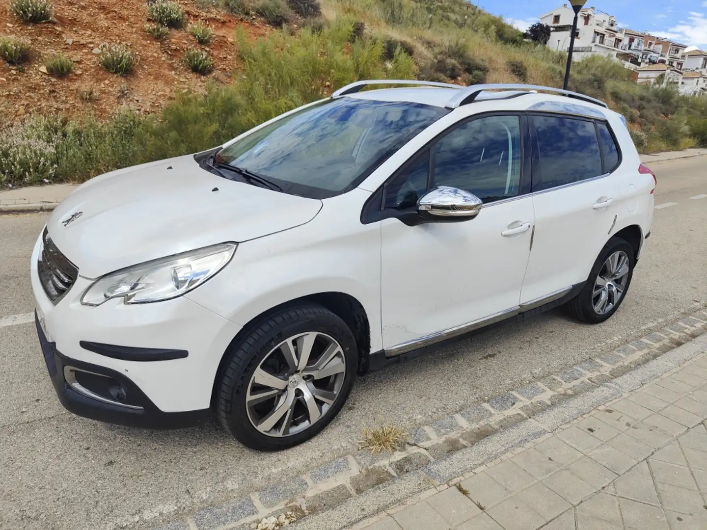 Peugeot 2008 1.2 PureTech S&S Allure 110 Bianco - 1