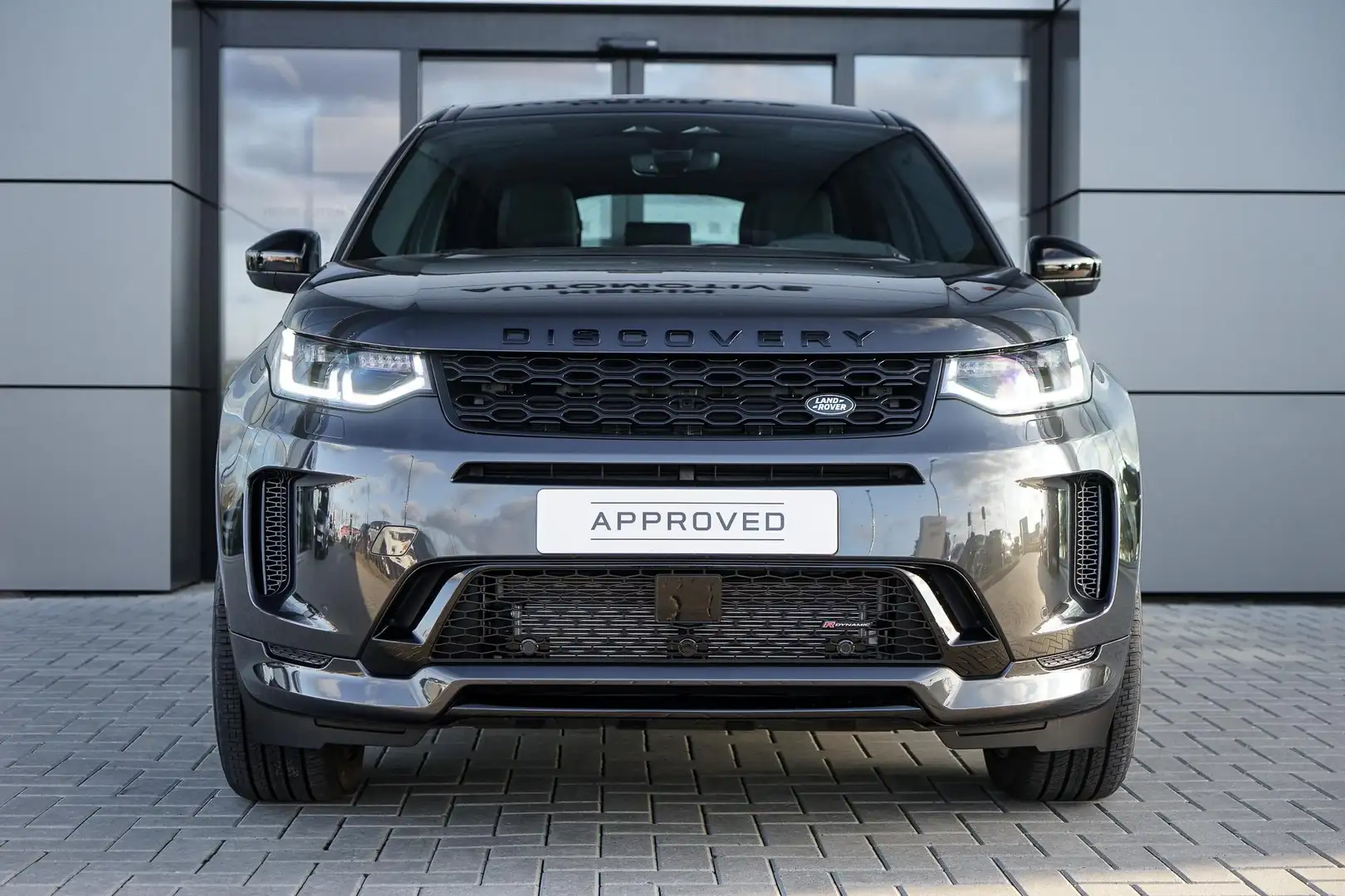 Land Rover Discovery Sport P300e 1.5 R-Dynamic SE Grijs - 2