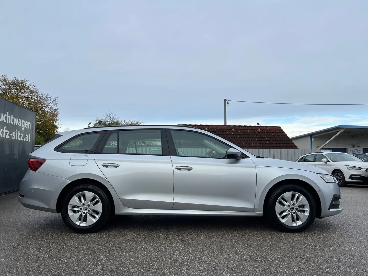 Skoda Octavia Combi 2,0 TDI DSG | AHK/PANO Silber - 2